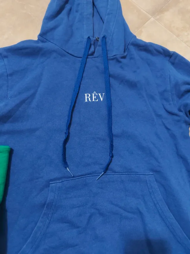 Felpa blu e maglietta verde