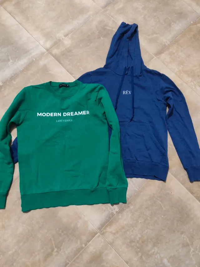 Felpa blu e maglietta verde