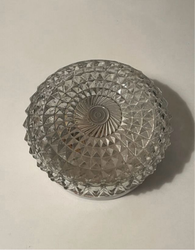 Plafón de cristal con diseño geométrico