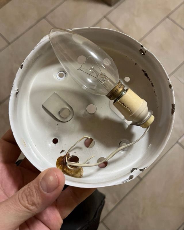 Plafón de cristal con diseño geométrico