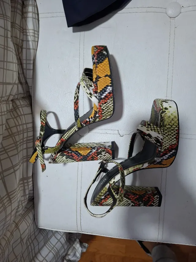 Sandalias plataforma ZARA estampado animal print.