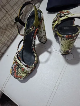 Sandalias plataforma ZARA estampado animal print.
