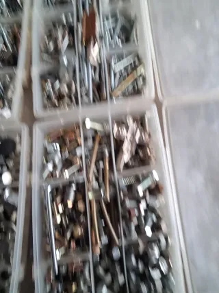 Caja de tornillería y herrajes variados