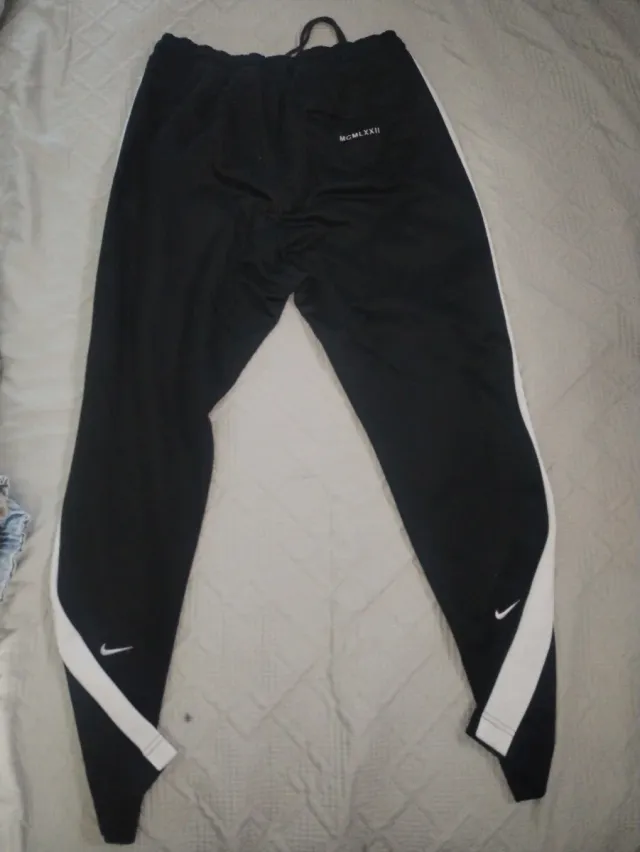 Conjunto deportivo Nike negro y blanco
