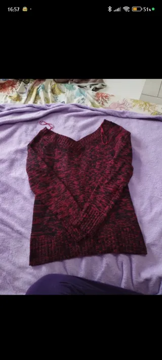 Maglione scollo a V rosso e nero