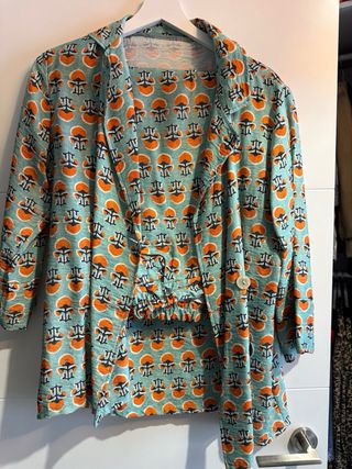 vestidos y conjunto de pantalones y chaqueta