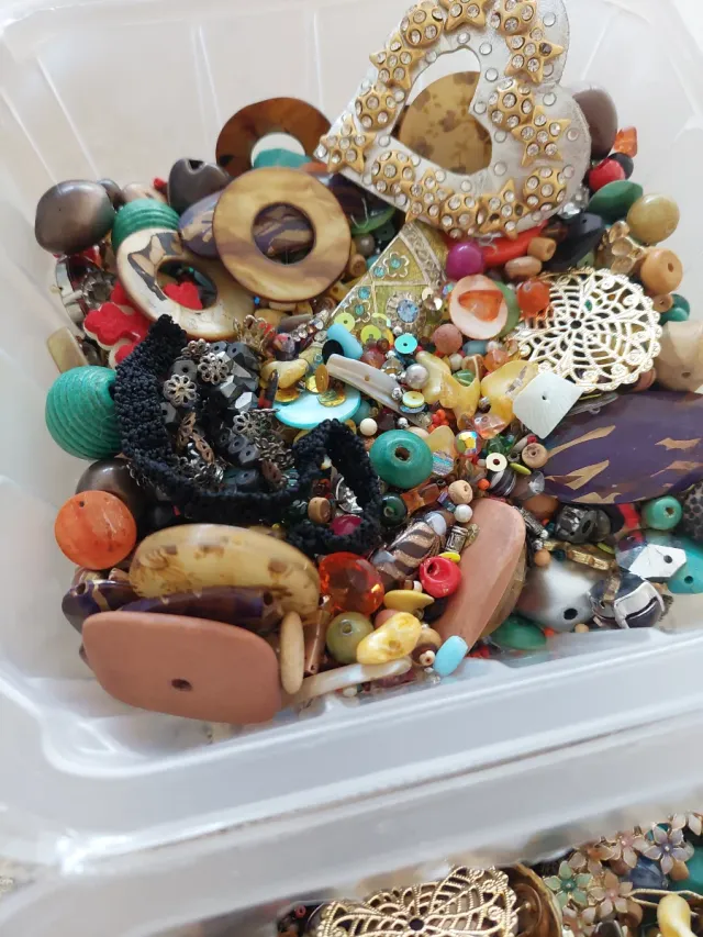 Lote de piezas para bisutería y manualidades