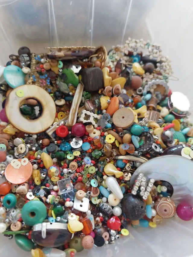 Lote de piezas para bisutería y manualidades