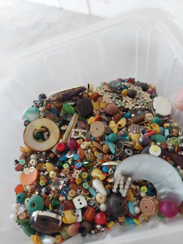 Lote de piezas para bisutería y manualidades