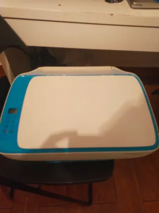 Impresora HP azul y blanca