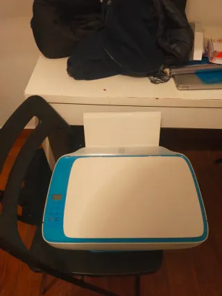 Impresora HP azul y blanca