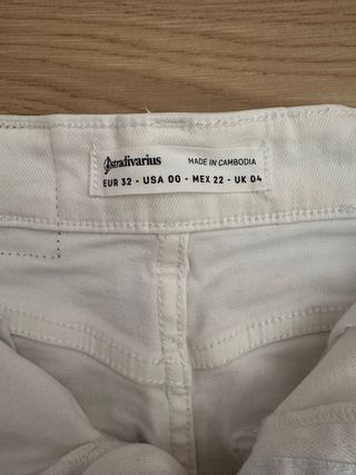 Falda blanca Stradivarius