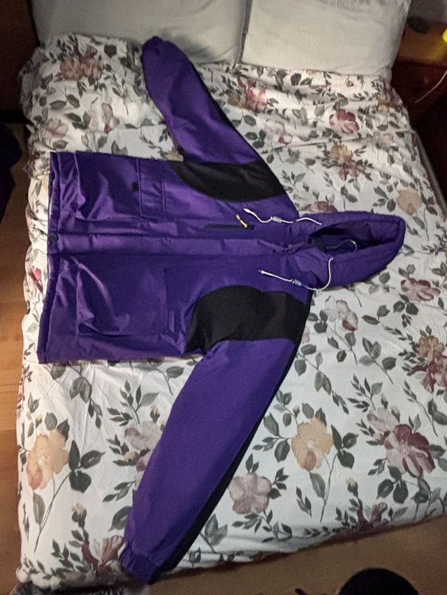 Abrigo invierno morado y negro sin usar
