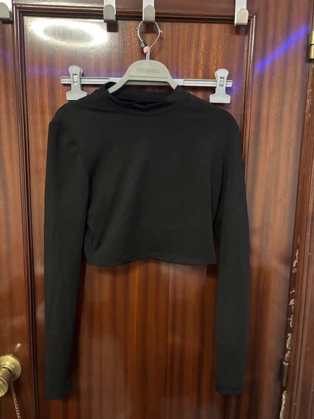 Top Bershka manga larga cuello alto negro