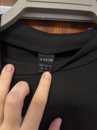 Top Bershka manga larga cuello alto negro