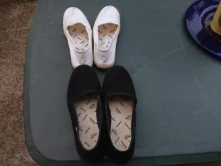 2 pares de Zapatillas Victoria Talla 37