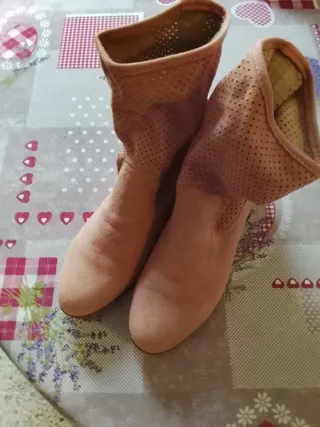 Botines rosas perforados talla 38