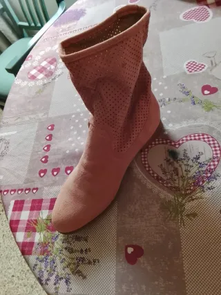 Botines rosas perforados talla 38