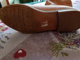 Botines rosas perforados talla 38