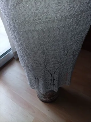 Vestido de hilo de plata con forro gris seda.