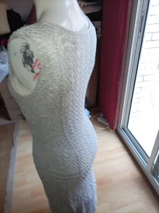 Vestido de hilo de plata con forro gris seda.