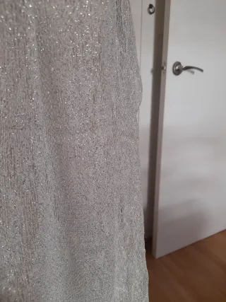 Vestido de hilo de plata con forro gris seda.