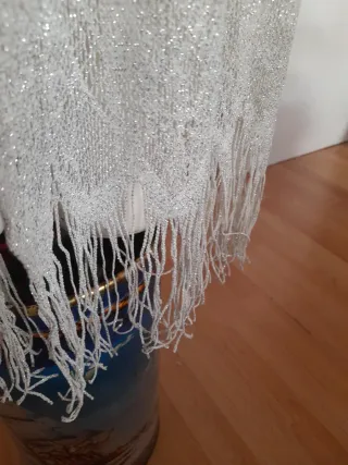 Vestido de hilo de plata con forro gris seda.