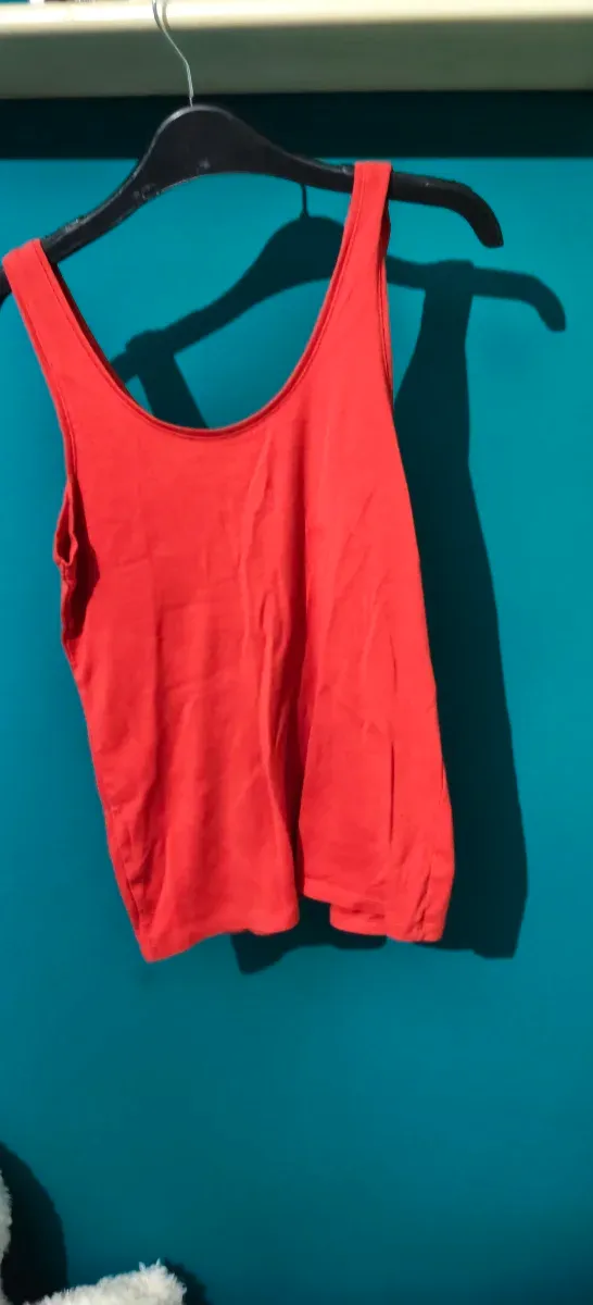 Camiseta roja sin mangas