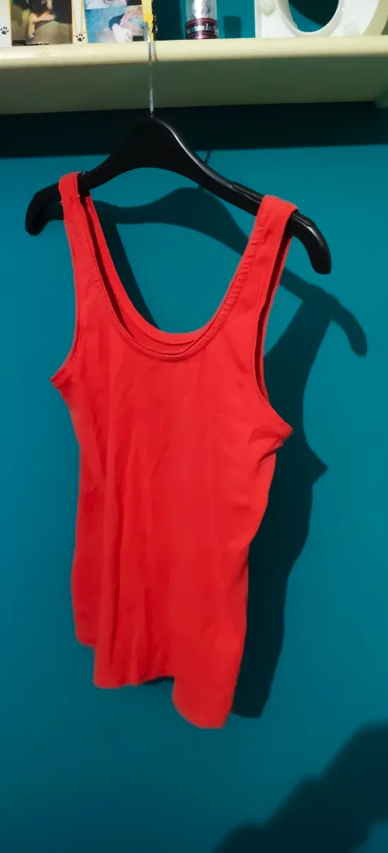 Camiseta roja sin mangas