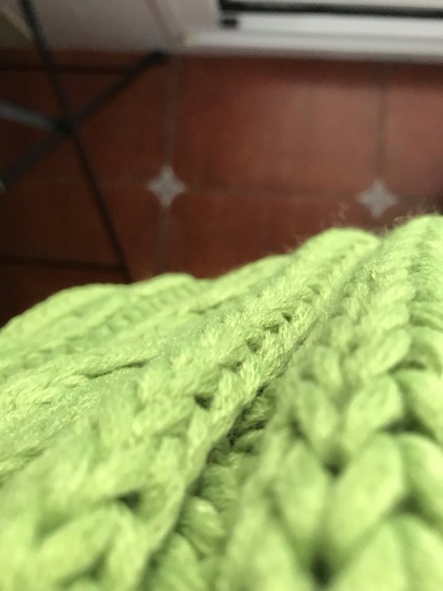 Bufanda verde pistacho tejida , 150 cm por 14 cm