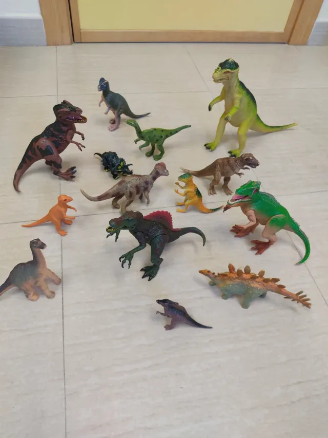 Lote de 14 dinosaurios de juguete.