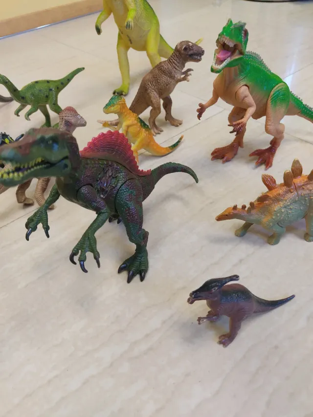 Lote de 14 dinosaurios de juguete.