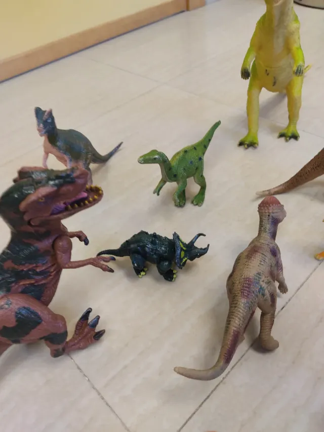 Lote de 14 dinosaurios de juguete.