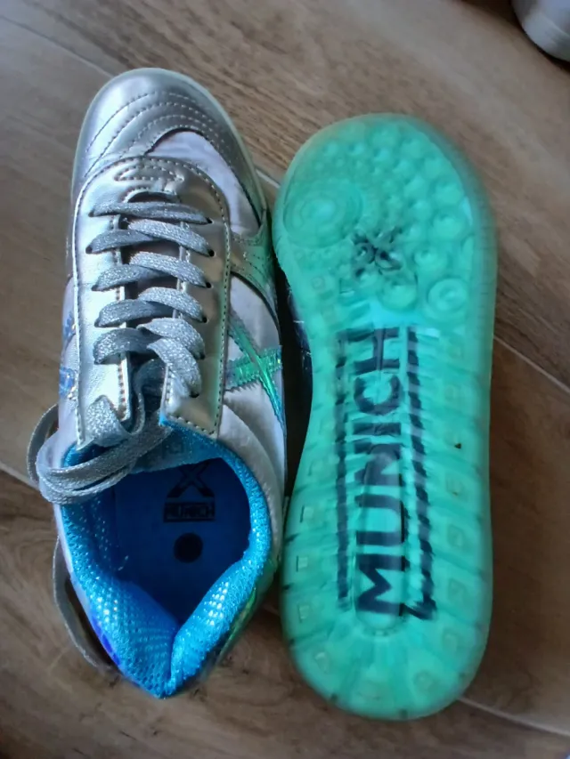 Deportivas Munich niña plateadas talla 35
