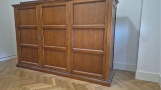 Armadio in legno massello marrone