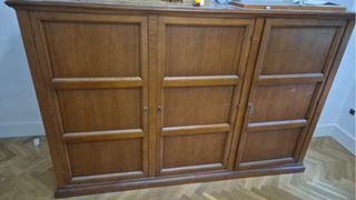 Armadio in legno massello marrone