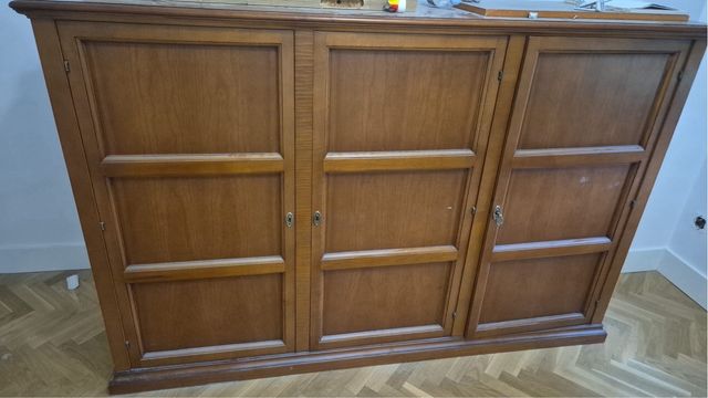 Armario de madera maciza marrón