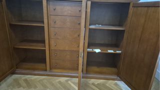 Armadio in legno massello marrone