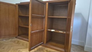 Armadio in legno massello marrone