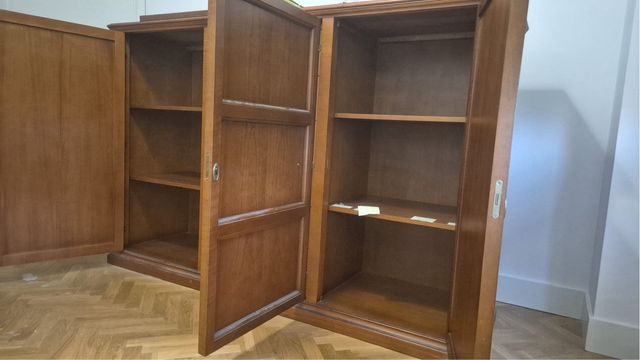 Armario de madera maciza marrón