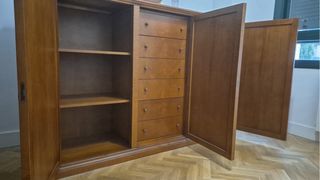 Armadio in legno massello marrone