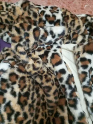 Abrigo con capucha estampado leopardo