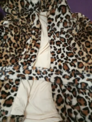 Abrigo con capucha estampado leopardo