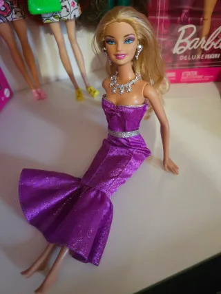 Barbie con abito viola brillante anno 2000