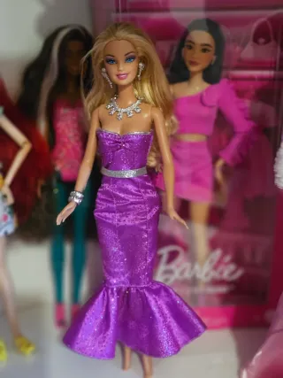 Barbie con abito viola brillante anno 2000
