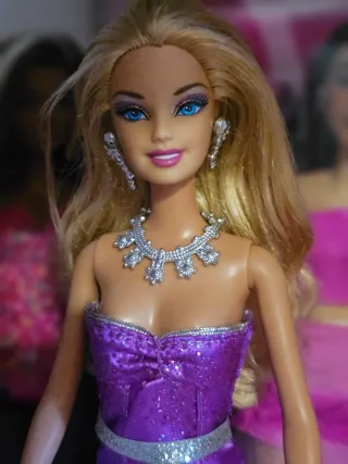 Barbie con abito viola brillante anno 2000
