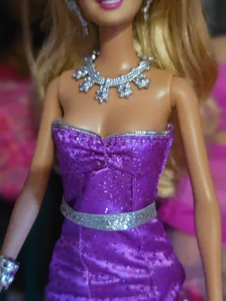 Barbie con abito viola brillante anno 2000