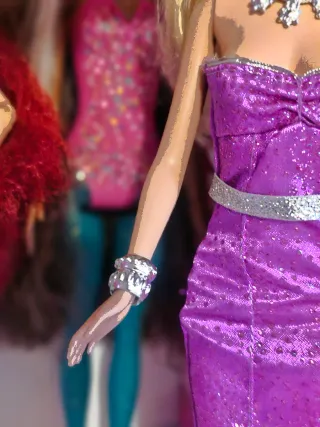 Barbie con abito viola brillante anno 2000