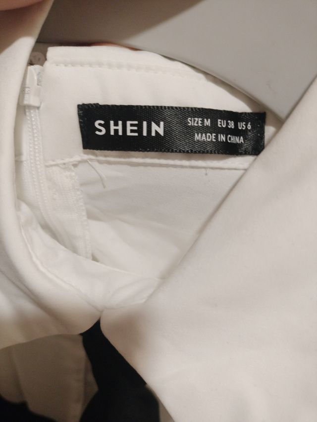 Vestido negro y blanco con botones