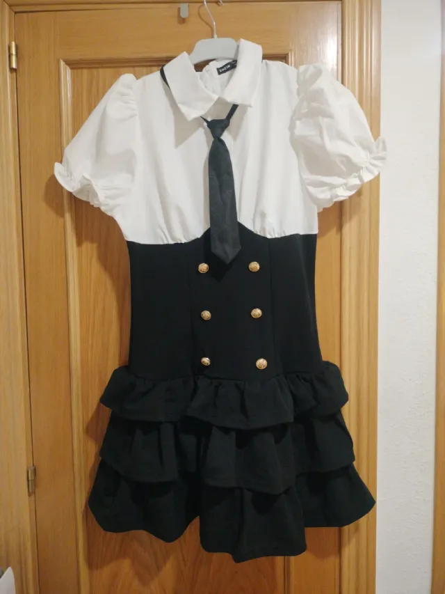 Vestido negro y blanco con botones